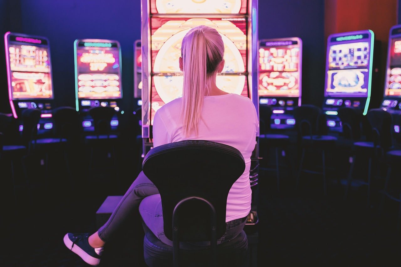 Dealer cantik memandu meja Baccarat di Kasino Langsung zonawin777 secara real-time